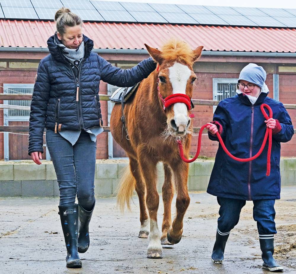 Sarah Richter (l.) begleitet Imogene beim Führen des Pferdes
