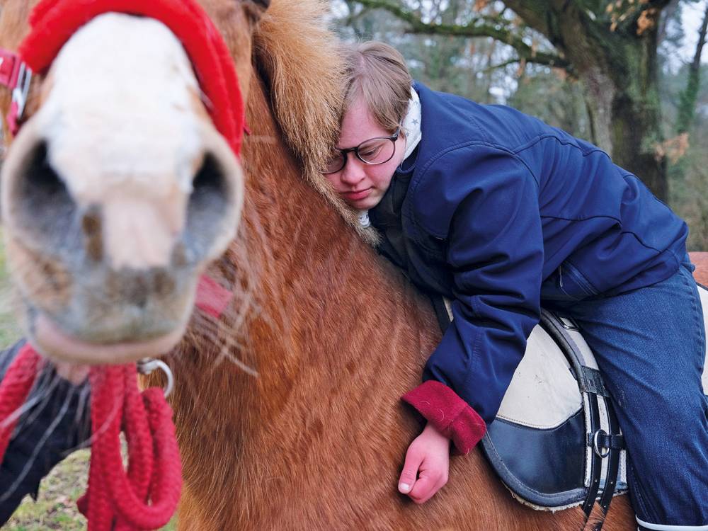 Imogene hat großes Vertrauen zu Pferden und genießt ihre Nähe
