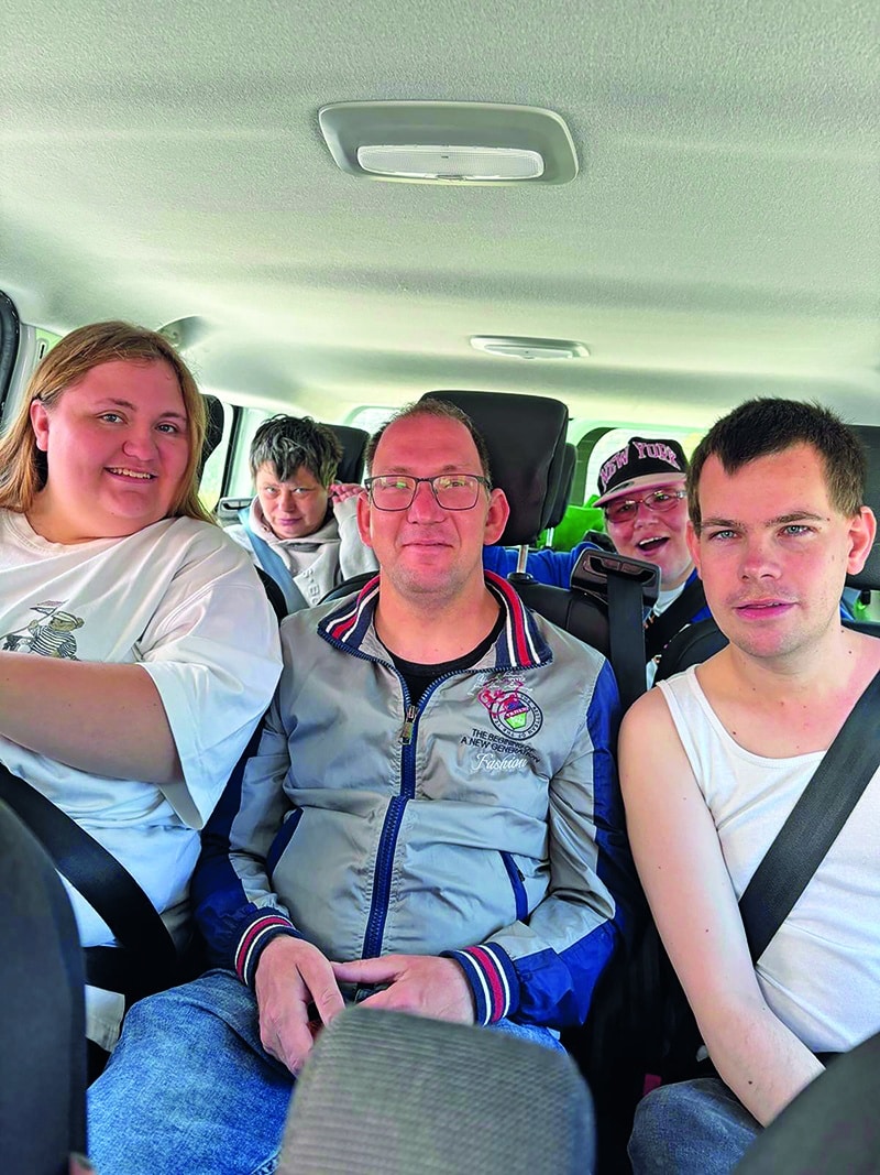 Auf dem Weg zur polnischen Ostsee: Dank vieler Spenden wurde die Fahrt möglich für die therapeutische Wohngemeinschaft in Storkow. Herr Sascha Hintz ist mit dabei (im Foto rechts).